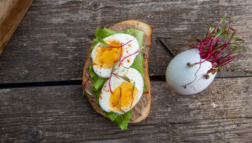 Bánh mì pate, rau và trứng - Thực đơn ăn sáng